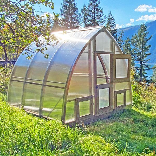 Beautiful-Backyard-Polycarbonate-Greenhouse